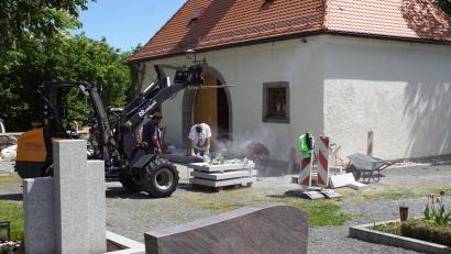 Bild: bkr
Ein neues Gesicht erhält der Vorplatz des Friedhofgebäudes. Seit Tagen wird daran fleißig gearbeitet.