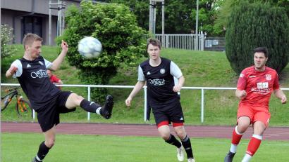 Archivbild: hho
Der TSV Waldershof um Top-Torjäger Julian Schindler (rechts) und die SpVgg Wiesau (Lukas Bächer, links, und Fabian Nickl) sind an der reformierten Relegation Oberfrankens beteiligt.