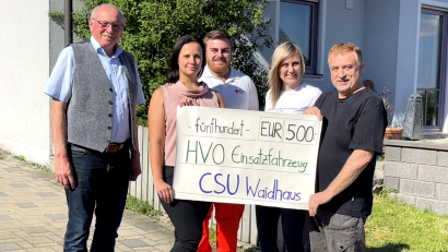 Bild: Martina Hoch/exb
Philipp Kraus setzt sich als Helfer vor Ort in Waidhaus für ein neues Einsatzfahrzeug ein und nahm einen Spendenscheck über 500 Euro des CSU-Ortsverbands entgegen.