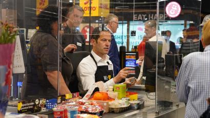 Bild: kaz
Unter der Aufsicht von Doreen Meyer kassierte Bundestagsabgeordneter Albert Rupprecht eine halbe Stunde bei Edeka Legat in Tirschenreuth.