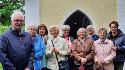 Bild: Josef Söllner/exb
Die Ebnather Frauen-Union unter Leitung von Petra Becher hatte zur Maiandacht in die Kapelle nach Hermannsreuth eingeladen.