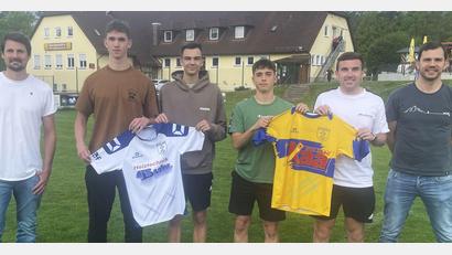 Bild: A. Schwarzmeier
Die TuS-Trainer Stefan Meisel (links) und Ralf Egeter (rechts) freuen sich über die Neuzugänge Henning Behrend, Jonas Obendorfer, Max Fellner und Florian Bertelshofer. Nicht im Bild ist Mateo Lovrinovic.