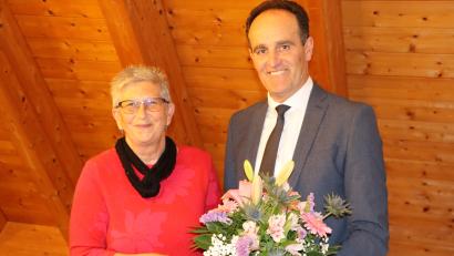 Bild: gru
Bürgermeister Hans-Jürgen Strehl dankt Gemeinderätin Elisabeth Dehling für ihren Einsatz für die Gemeinde Edelsfeld.