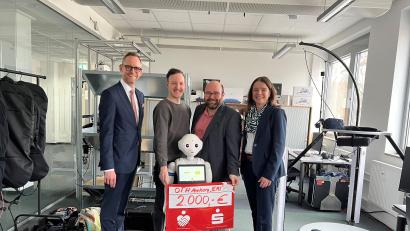 Bild: Kathrin Schmidt/exb
Um Roboterdame „Emi-Ly Pepper“ am Digitalen Campus der OTH Amberg-Weiden versammeln sich (von links): Vorstandsvorsitzender Thomas Pickel, Daniel Dinnes, Professor Gerald Pirkl und Vorstandsmitglied Sonja Kalb.
