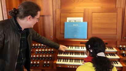 Bild: Kunz
Valerij Bukreev erklärt den Kindern in der Kirche S. Michael die Funktion der Max-Reger-Orgel.