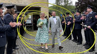 Bild: lei
Durch den Ehrenspalier gehen Silvia Haller und Gerd Pürner ins gemeinsame Eheglück.