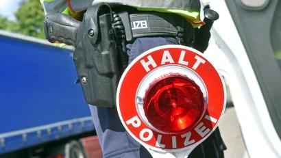 Symbolbild: Uli Deck/dpa
Drei Jugendliche mit verbotenen Waffen gerieten ins Visier der Bundespolizei.