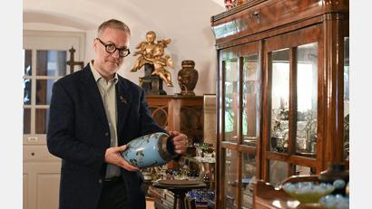 Bild: Gabi Schönberger
Georg Strehl in seinem Reich. Seit 30 Jahren verkauft er in Weiden Antiquitäten, vorwiegend vom Zeitraum 14.Jahrhundert bis Zweiter Weltkrieg.