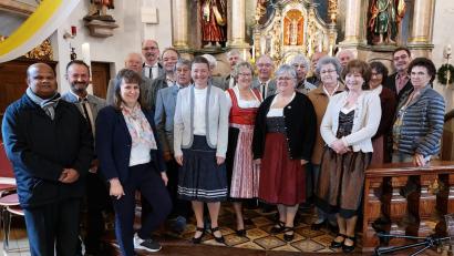 Bild: Böhm/exb
Über den guten Besuch der Maiandacht in Premenreuth freuten sich die Sänger und Musikanten.