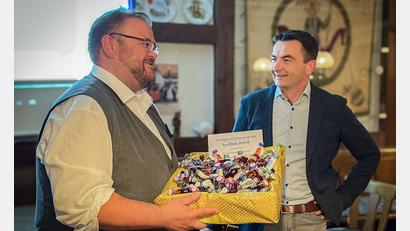 Bild: Marco Streng/exb
75 sogenannte Klopfer für ebenso viele Jahre CSU in Kastl übergab FW-Gemeinderat Markus Kaufmann (rechts) als Geburtstagsgeschenk an Ortsvorsitzenden Hans Walter.
