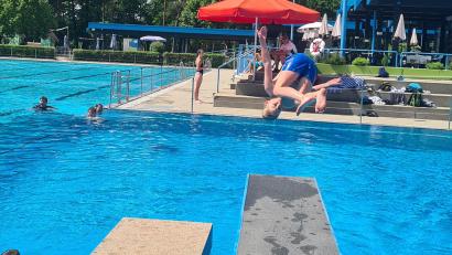 Bild: sne
Im Waldbad Grafenwöhr hat die Bade-Saison begonnen. Es ist die letzte mit dem gewohnten Fliesen-Becken.