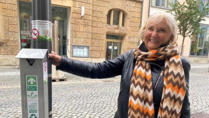 Archivbild: Schönhofen
Karin Meixner-Nentwig ist es zu verdanken, dass es in Amberg diese Aschenbecher gibt. Kippen landen dann nicht am Boden oder gar im Grundwasser.