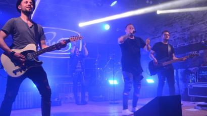 Bild: jr
Die sechsköpfige Gruppe „Pop nach 8“ begeisterte am Samstagabend in der Festhalle die Besucher.