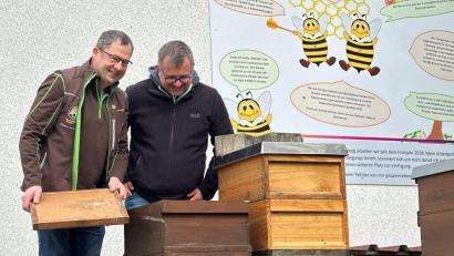 Bild: Karoline Gajeck-Scheuck
Der Betreuer des Lehrbienenstand, Bernhard Stiegler (links) und Amberg-Imker Michael Bieda.