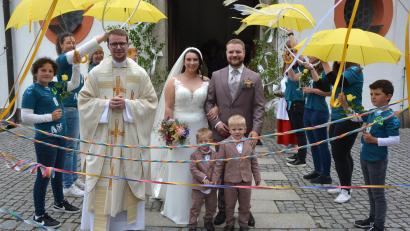 Bild: jr
In der Kapplkirche geheiratet haben am Samstag Ramona Scharnagl und Maximilian Rosner, getraut wurden sie von Kaplan Bastian Neumann aus Roding, einem Freund des Paars. Mit dabei waren auch die beiden Brautkinder Ferdinand (links) und Xaver.