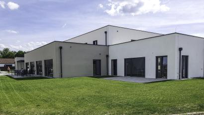 Bild: Hösamer
Rund 65 mal 22 Meter misst das neue Haus "Naabwiese" am Gewerbering Süd in Wernberg-Köblitz. Dr. Loew Soziale Dienstleistungen hat Millionen investiert, um hier älteren, behinderten Menschen eine Heimat im gewohnten Umfeld zu bieten.