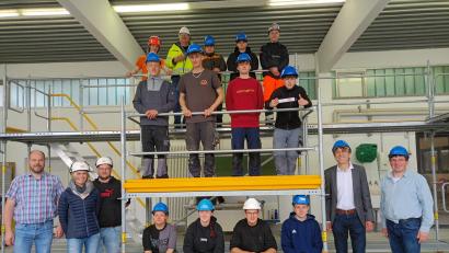 Bild: Julius Neugebauer/exb
Schülerinnen und Schüler aus der Abteilung Bauwesen freuen sich mit Fachlehrer Michael Kleber und Schulleiter Thomas Metzler (von rechts), Abteilungsleiter Jürgen Böckl (links) sowie Vertretern der Gerüstbaufirma darüber, dass der Unterricht auf dem neuesten Stand gehalten werden kann.