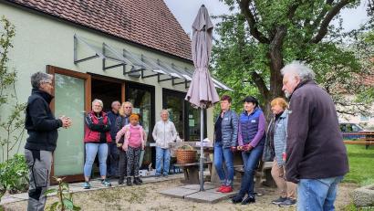 Bild: Christina Ponader/exb
Erfolgreicher Start der Gartengruppe. Barbara Wenisch (links) erklärt den Helfern die Aufgaben.