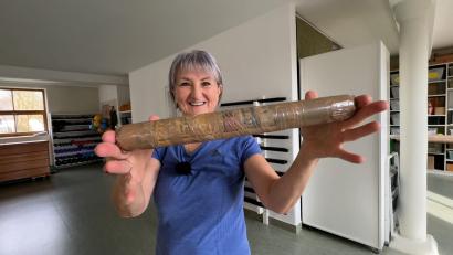Bild: Heike Unger
Marlene Groitl zeigt das perfekte Fitnessgerät für zu Hause: Ihre "Wunderrolle" ist eine gerollte, mit Paketband umklebte Zeitung.