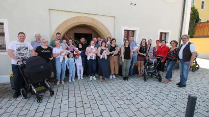 Bild: bjp
Wieder um 18 Kinder verjüngt hat sich Pressath: Für Bürgermeister Bernhard Stangl (rechts), den Stadtrat und die Beratungsstellen in Stadt und Kreis sind die traditionellen Empfänge für junge Familien stets ein besonderer Grund zur Freude.