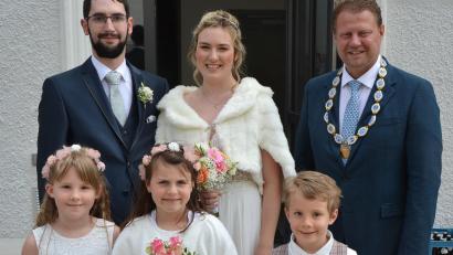 Bild: jr
Miriam Panzer und Daniel Krieglsteiner heirateten standesamtlich im Historischen Rathaus in Mitterteich. Bürgermeister Stefan Grillmeier (rechts) nahm die Trauung vor, vorne die Brautkinder (von links) Mona, Annalena und Manuel.