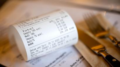 Symbolbild: Sina Schuldt/dpa
Eine Rechnung mit Umsatzsteuer und Mehrwertsteuer liegt auf der Speisekarte eines Restaurants. Steuer-Kritik kam auch zur Sprache bei der Wirtshausdebatte mit Finanzstaatssekretär Martin Schöffel in Amberg.