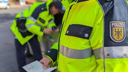 Symbolbild: Bundespolizei Waidhaus
Bundespolizisten sehen oft schon beim ersten Blick, ob ein Ausweis echt ist oder nicht.