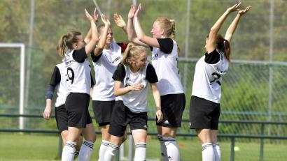 Archivbild: Hubert Ziegler
Die Spielerinnen des TSV Theuern klatschen sich vor dem Spiel ab.