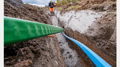 Bild: dpa/Armin Weigel
Der Glasfaserausbau in Schnaittenbach wird nach einer eineinhalbjährigen Unterbrechung im dritten Quartal fortgesetzt, verspricht das verantwortliche Unternehmen.