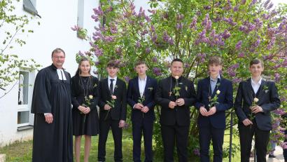 Bild: Tobias Luber/exb
Pfarrer Alfredo Malikoski mit den sechs Konfirmanden der evangelisch-lutherischen Kirchengemeinde Rieden.