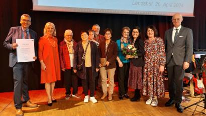 Bild: Karin Achatz/exb
Die Mähringer Quartiersmanagerin Karin Achatz (Dritte von rechts) und Bürgermeister Franz Schöner nahmen den Preis von Sozialministerin Ulrike Scharf (von links) entgegen.