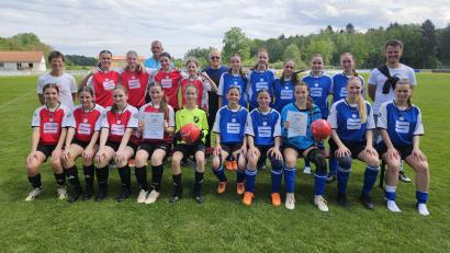 Bild: khg
Die Mannschaften Mädchen II nach dem Regionalentscheid beim SV Sorghof (von links): Sieger Dr.-Johanna-Decker-Gymnasium Amberg und das zwietplatzierte HCA-Gymnasium Sulzbach-Rosenberg mit (hinten, von links) Oberstudienrätin i. K. Ulrike Grötsch, Schiedsrichter Reinhard Wiesmeth, Mädchen-Fußball-Obmann Karl Heinz Grollmisch und Studienrat Thorsten Becker (HCA).