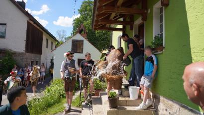 Bild: fvo
Nicht einfach hat es der Lennesriether Pfingstschwanz. Ihm wird ein Jutesack übergestülpt, er muss tanzen und wird mit Wasser begossen.