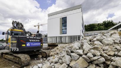 Bild: Hösamer
Vom ehemaligen Medienzentrum am Beruflichen Schulzentrum Schwandorf (im Hintergrund) ist nur noch ein Schutthaufen übrig. Hier sollen Parkplätze entstehen.