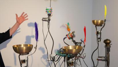 Bild: Wolfgang Steinbacher
Verspielte Maschinen im Luftmuseum: Das sind kineastische, klangvolle Installationen in einer Sonderausstellung von Sascha Alexa Müller aus Basel.