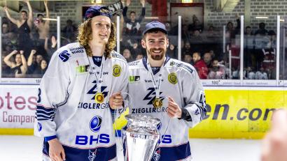 Archivbild: Tobias Neubert/exb
Neal Samanski (links) und Fabian Ribnitzky haben einen neuen Einjahresvertrag bei den Blue Devils Weiden unterzeichnet.