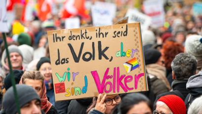 Bild: Jonas Walzberg/dpa
Zahlreiche Demonstration gegen Rechtsextremismus gab es bislang in ganz Deutschland. Am Montag, 13. Mai, findet in anlässlich 75 Jahre Grundgesetz in Hirschau eine Demonstration statt.