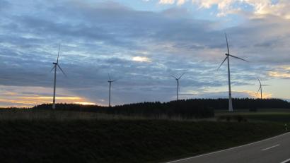 Archivbild: bl
Beim Bau des Windparks Pamsendorf (Bild) vor acht Jahren gab es mächtig Gegenwind aus der Nachbargemeinde Gleiritsch. Jetzt sind vor allem die Bürger im Ortsteil Weihern hellhörig, was neue Pläne für Windenergie betrifft.