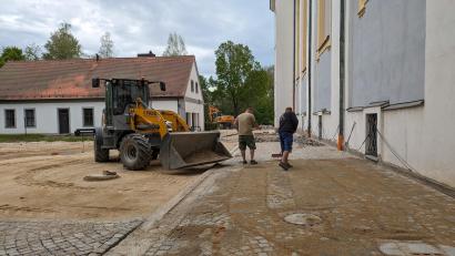 Bild: pz
Entlang der Basilika Waldsassen sind die Wasser- und Kanalleitungen erneuert worden, ebenso die Drainage der Kirche. Inzwischen sind die Arbeiten weit fortgeschritten.
