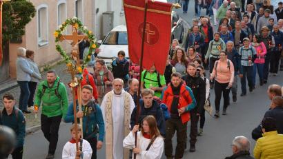 Bild: jr
Einzug in die Konnersreuther Pfarrkirche am Sonntagabend: 36 Pilger nahmen den insgesamt 120 Kilometer langen Fußmarsch von Konnersreuth nach Marienweiher und zurück auf sich.