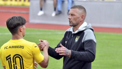 Bild: Hubert Ziegler
Andreas Scheler (rechts) bleibt Trainer beim Landesliga-Aufsteiger FC Amberg.