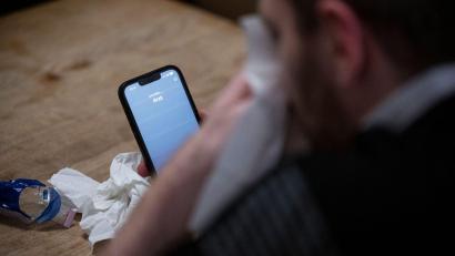 Symbolbild: Hannes P Albert/dpa
Patientinnen und Patienten sollen über die automatische Telefonassistenz Termine vereinbaren, absagen oder verschieben.