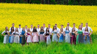 Bild: Kirwagesellschaft Großenfalz/exb
Die Großenfalzer Kirwapaare sind startklar für die Festtage.