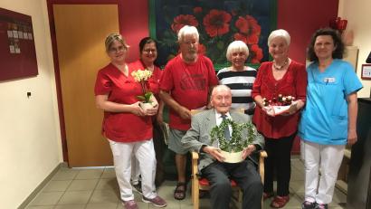 Bild: Seniorenheim Franz Zebisch/exb
Johann Filchner im Kreise der Gratulanten (von links) Olga Hommel, Gabi Fritsch, Erich Watter, Sieglinde Rehm, Hilde Zebisch und Birgit Frischholz.