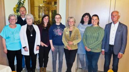 Bild: TuS Neusorg/exb
Der alte und neue Vorstand des TuS Neusorg (von links): Isolde Sacher, Heinz Neumann, Maria Schenkl, Katharina Birner, Annsophie Jaeger, Erni Bühl, Irmgard Birner und Daniela Panzer mit Bürgermeister Peter König.