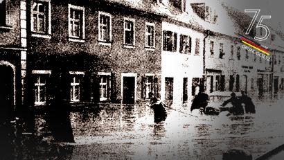 Bild: Archiv NT; Bildmontage: Laura Fröhler
Einen Meter hoch steht das Wasser Mitte Mai 1949 in der Flosser Hauptstraße nach einem schweren Unwetter.