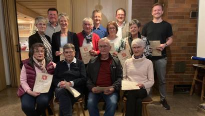 Bild: TSV Pechbrunn/exb
Beim TSV standen zahlreiche Ehrungen an: (stehend von links) Doris Reiß, Alois Obst, Regina Schraml, Frieda Vogelhuber, Thomas Obst, Wilma Schaumberger, Stephan Schübel, Ingrid Obst, Matthias Habedank, (sitzend von links) Doris Weidinger, Anni Fuhland, Richard Söllner und Erika Werner.