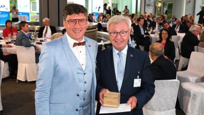 Bild: Hirsch
Stadlern Bürgermeister Gerald Reiter (links) gratuliert dem Unternehmer und Ehrenbürger Michael Koller (rechts) im Beisein von 150 geladenen Gästen zum Firmenjubiläum und überreichte ihm einen Stick mit Zeitungsausschnitten von 1964 und einem Film über den Bau der Fabrik vor 60 Jahren.