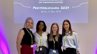 Bild: Stiftland-Gymnasium/exb
Lehrkraft Rebecca Bayer und die drei Finalistinnen Rekik Tadese, Amelie Heyd und Lucy Frötschl aus der Klasse 11b.