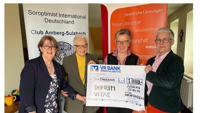 Bild: Susanne Schwab
Im Namen des Soroptimist-Clubs Amberg-Sulzbach überreichten Beate Mastel (Zweite von rechts) und Susan Batten-Seidl (links) die Spende von 1000 Euro an Donum Vitae, vertreten durch Maria Geiss-Wittmann (Zweite von links) und Geschäftsstellenleiterin Ute Schieder (rechts).